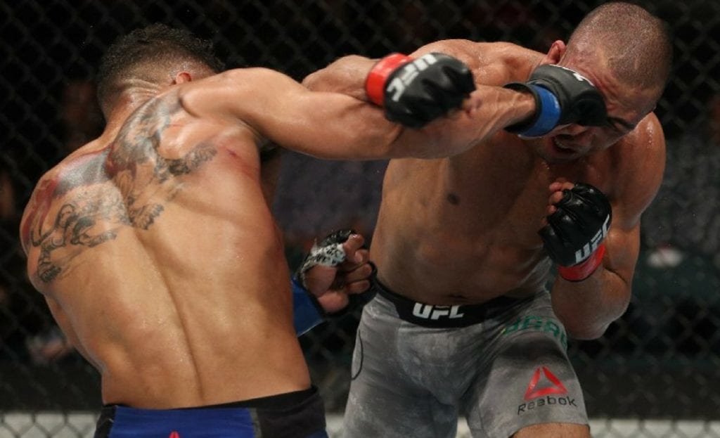 Kevin Lee strikes Edson Barboza