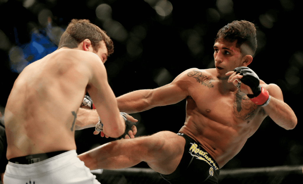 Sergio Pettis kicks Matt Hobar