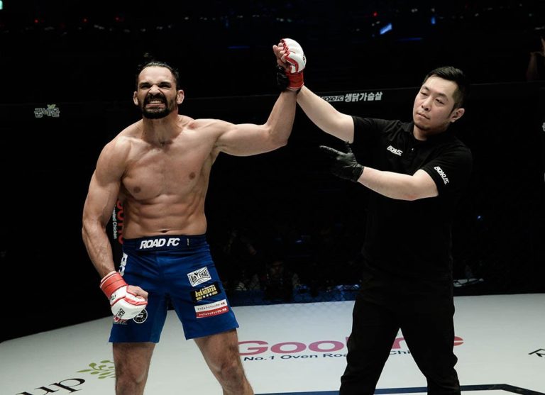 Michel Pereira gave another amazingly acrobatic performance at ROAD FC against Kim Dae-Sung