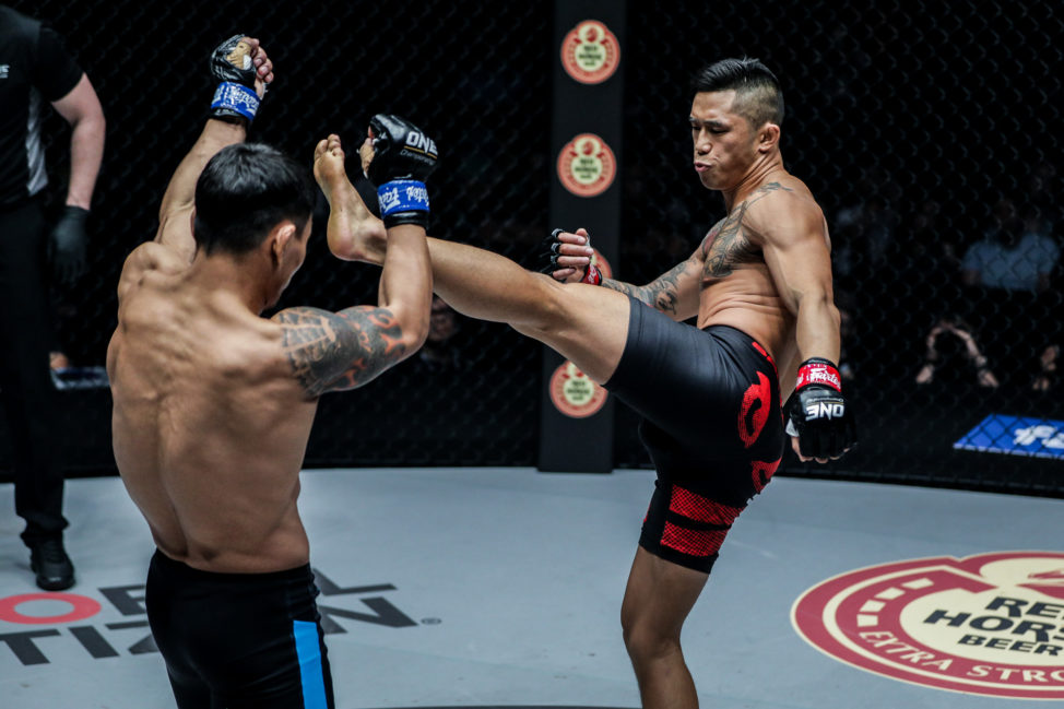 Martin Nguyen kicks Narantungalag Jadambaa in ONE Championship