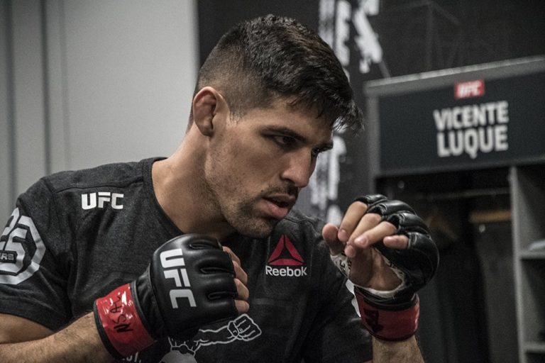 Vicente Luque backstage