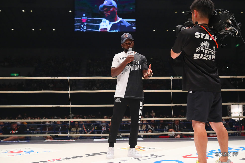 RIZIN chanmpion Manel Kape talks to the Hamamatsu crowd at RIZIN 21.