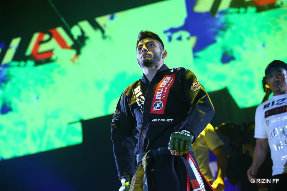 Roberto de Souza walks to the ring prior to fighting Mizuto Hirota.