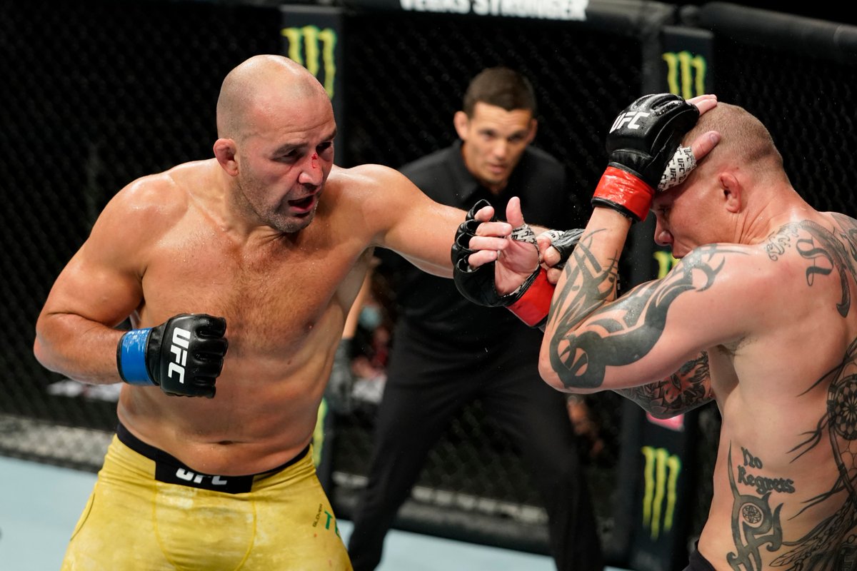 Glover Teixeira strikes Anthony Smith