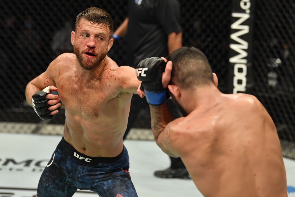 Calvin Kattar strikes Dan Ige