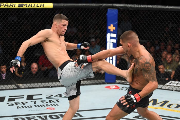 Nate Diaz crushes Anthony Pettis with a front kick