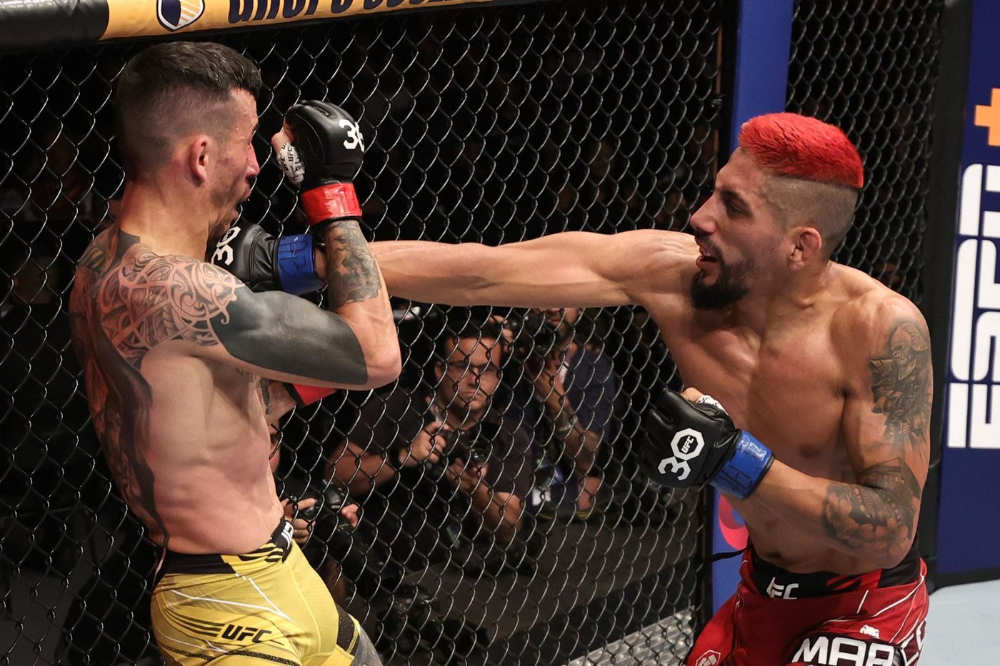 UFC 283: Daniel Marcos shuts down Saimon Oliveira in second with brutal knees to body (Zuffa LLC)