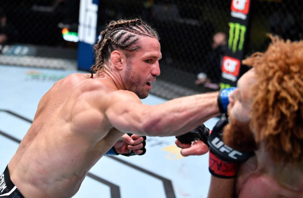 Alexander Munoz strikes Luis Pena (Zuffa LLC)