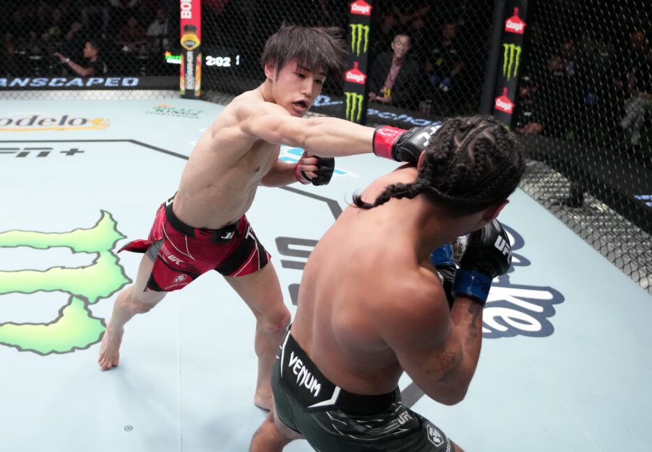 Tatsuro Taira on the attack against CJ Vergara (Zuffa LLC)