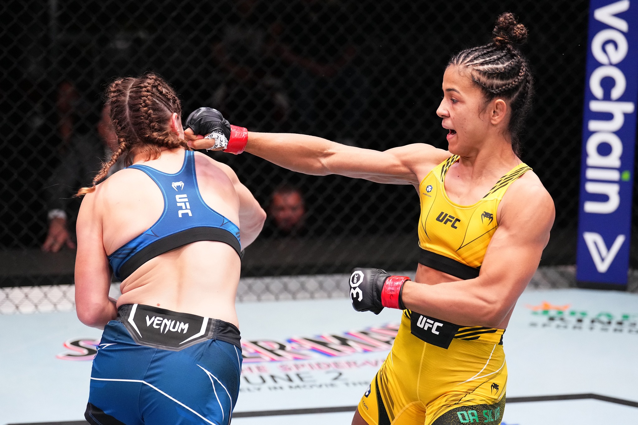 Natalia Silva defeated Victoria Leonardo with a head kick (Zuffa LLC)